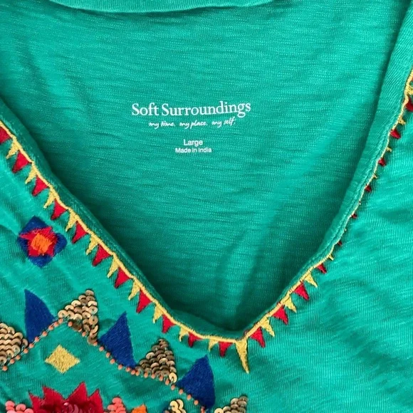 SOFT SURROUNDINGS Passion Flower Sequin Tee Parakeet large - Picture 3 of 8